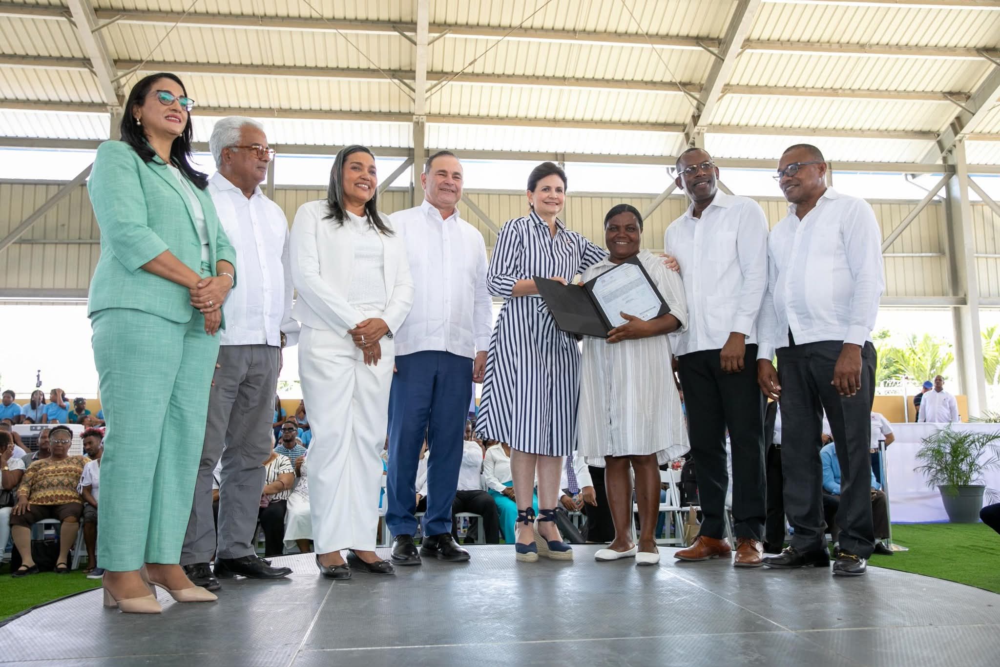 Vicepresidenta Raquel Peña entrega 450 títulos de propiedad a igual número de familias de Guayacanal en Azua