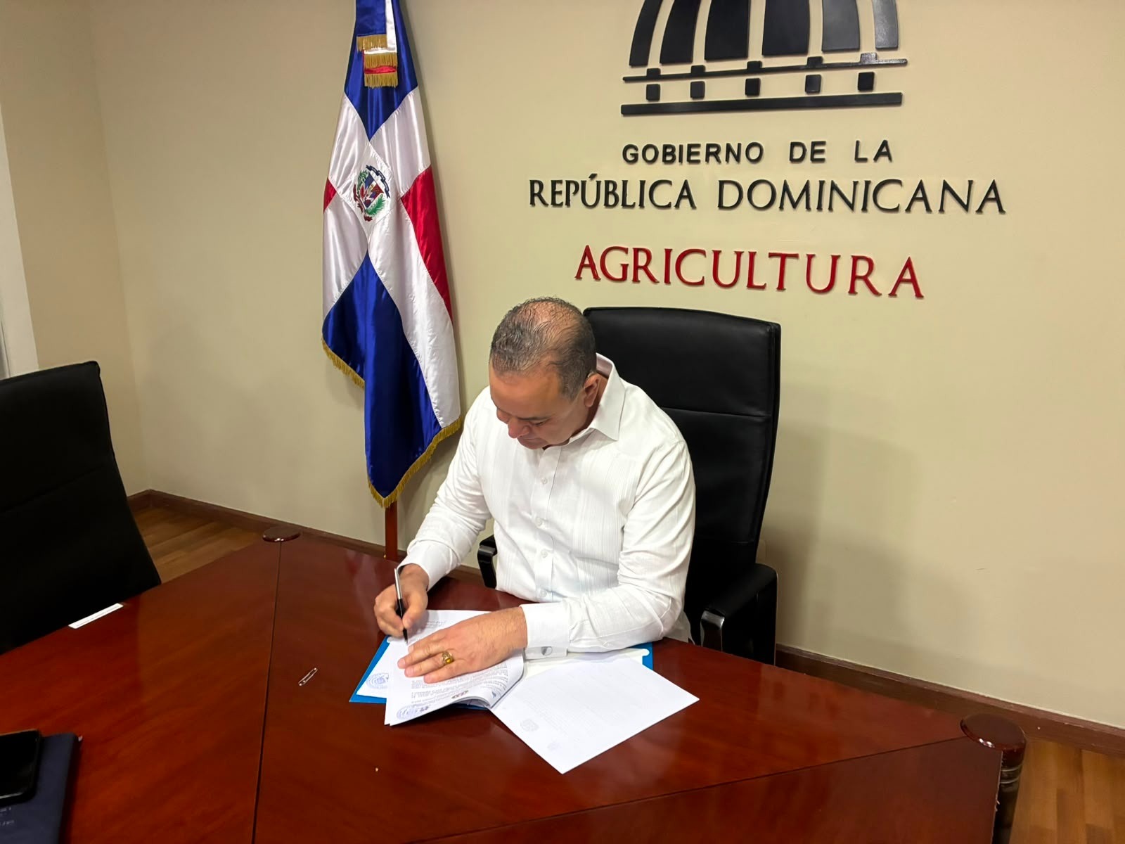 Agricultura e INDOMET firman acuerdo para fortalecer la gestión agroclimática del país.-