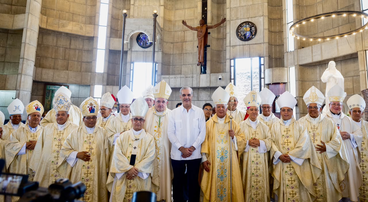 Presidente Abinader asiste a toma de posesión del nuevo obispo de la Diócesis de La Vega Andrés Napoleón Romero Cárdenas.