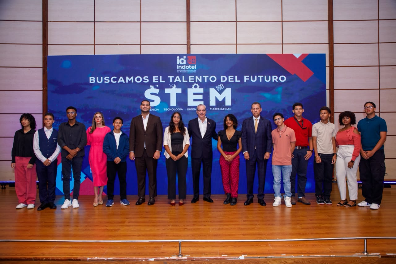 Presidente Abinader entrega reconocimientos del Indotel más de 170 estudiantes del concurso “Buscamos el Talento del Futuro”