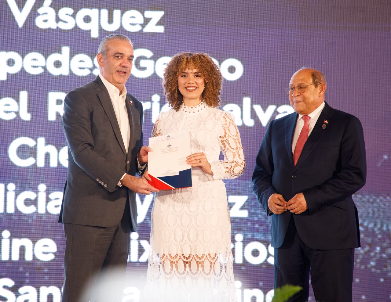 Presidente Abinader entrega 1,500 becas internacionales para cursar programas de especialización, maestrías y doctorados en universidades del extranjero