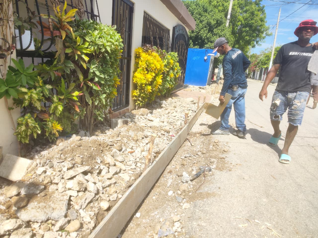 BARAHONA: Ayuntamiento de Canoa,inicia construcción 1,200 metros de Aceras y Contenes.