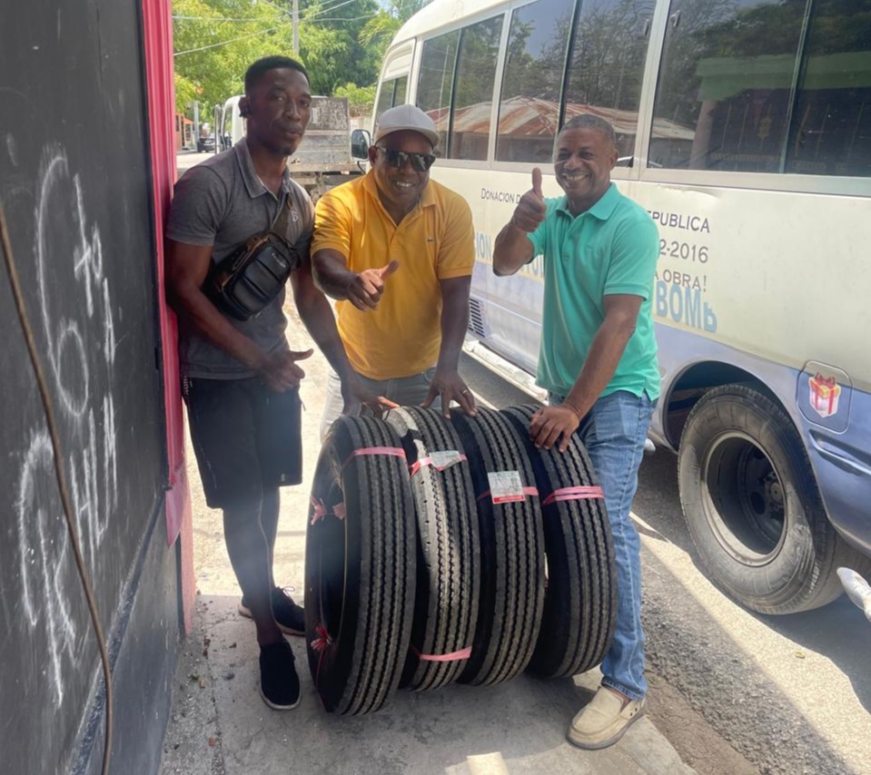 BARAHONA: Ayuntamiento de Canoa hace entrega de Neumáticos Nuevos  al Transporte Estudiantil.