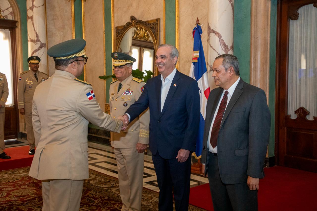 Presidente Luis Abinader toma juramento a nuevos comandantes del Ejército y la Fuerza Aérea y al director de la Policía Nacional.