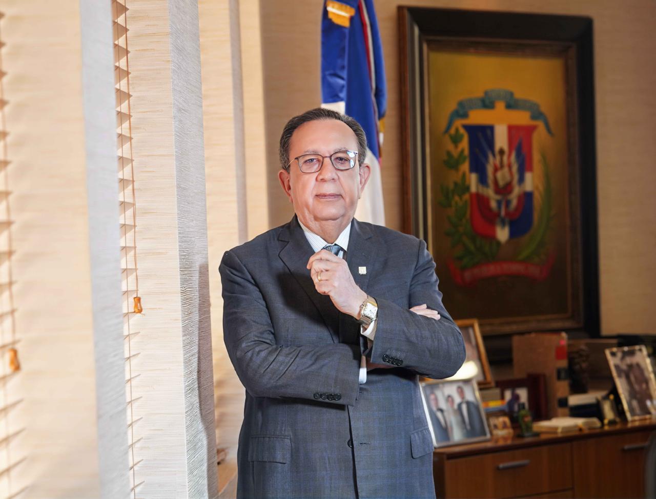 Presidente Abinader confirmó Héctor Valdez Albizu como gobernador del Banco Central de la República Dominicana (BCRD).