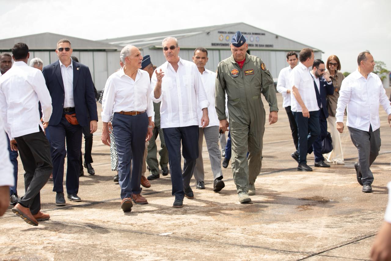 Presidente Abinader y su homólogo hondureño Nasry Asfura recorren Base Aérea de San Isidro y observan ensamblaje del avión TS-7 Dulus, parte de la industria militar dominicana