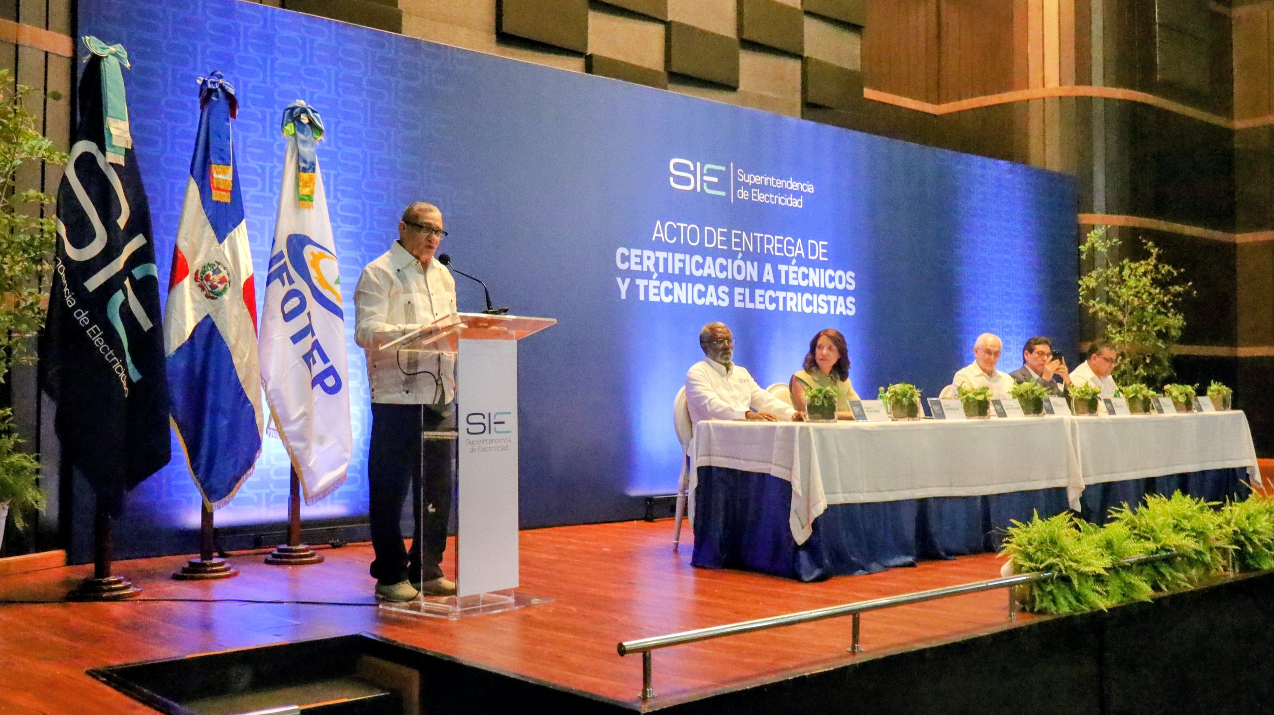 INFOTEP certifica por competencias 300 técnicos electricistas junto a la Superintendencia de Electricidad.-