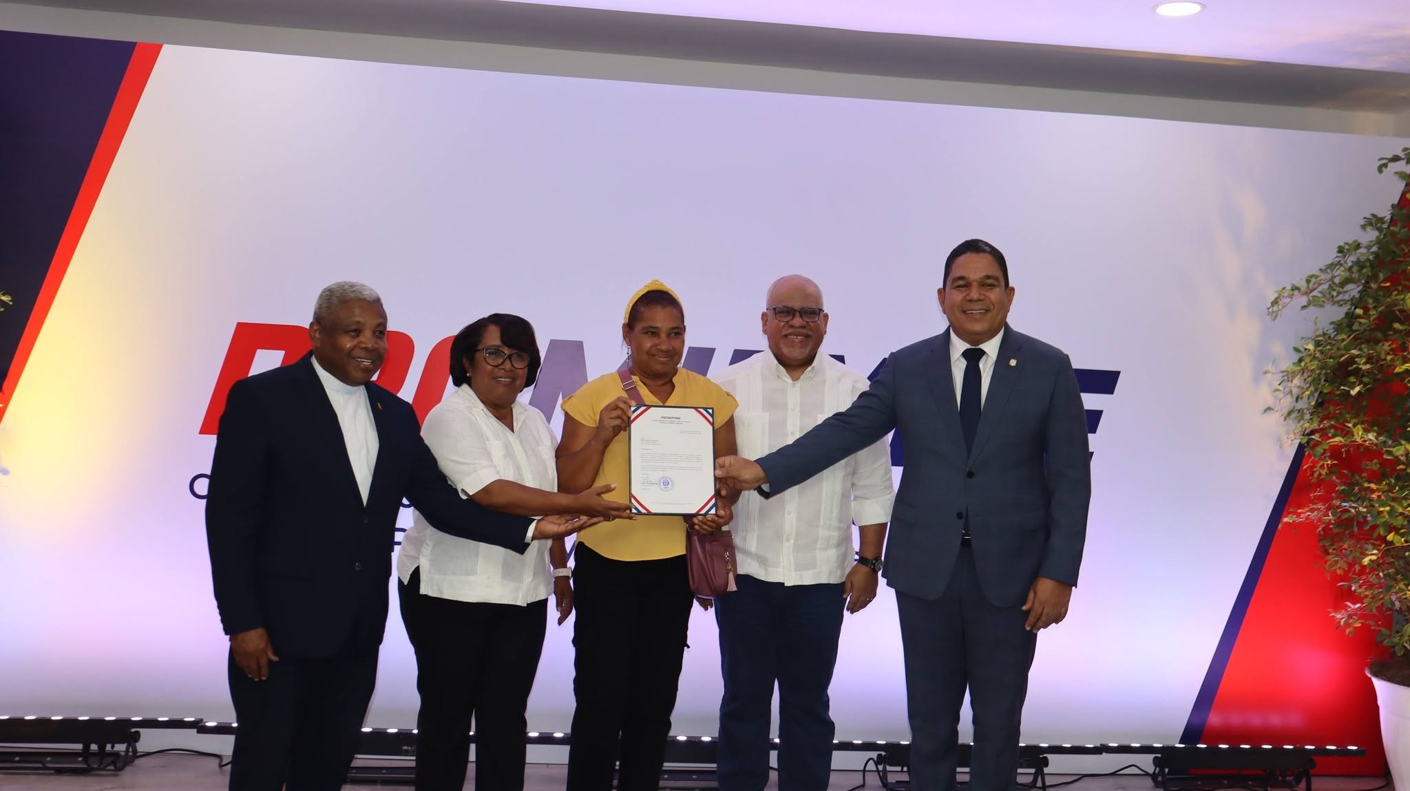 A través de PROMIPYME ; Gobierno entrega RD$ 72 millones para micros, pequeños y medianos empresarios de Barahona.