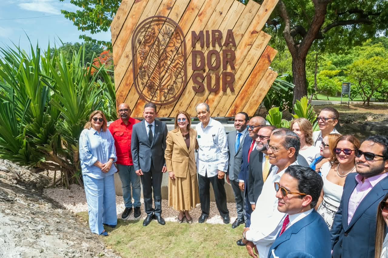 Alcaldesa Carolina Mejía oficializa con una tarja el nombre Parque Mirador Sur Dr. Joaquín Balaguer