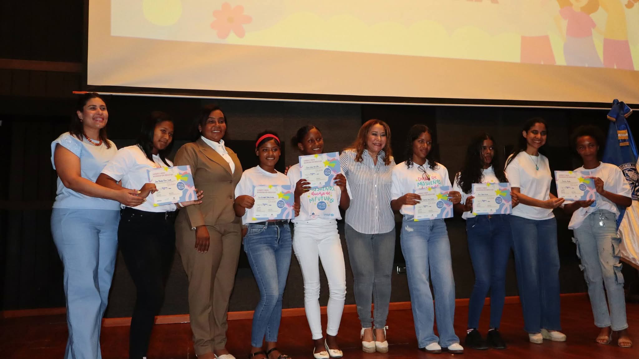 Mayra Jiménez afirma Gobierno continúa brindando apoyo a niñez y adolescencia al gradúar a través de Supérate 179 adolescentes de los Clubes de Chicas en Barahona.