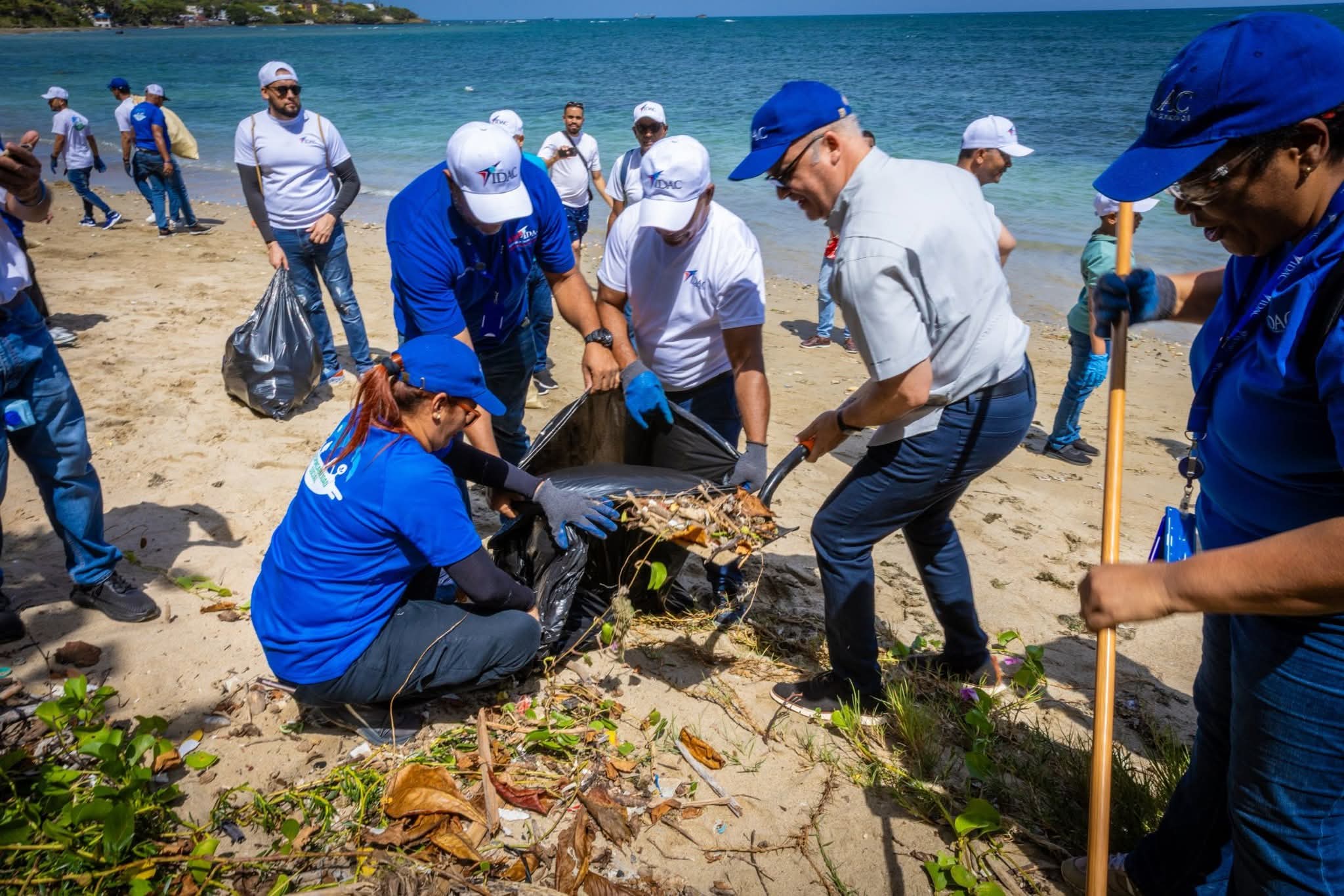 IDAC recolecta 3,458 libras de desechos durante jornada de limpieza de costas en Puerto Plata