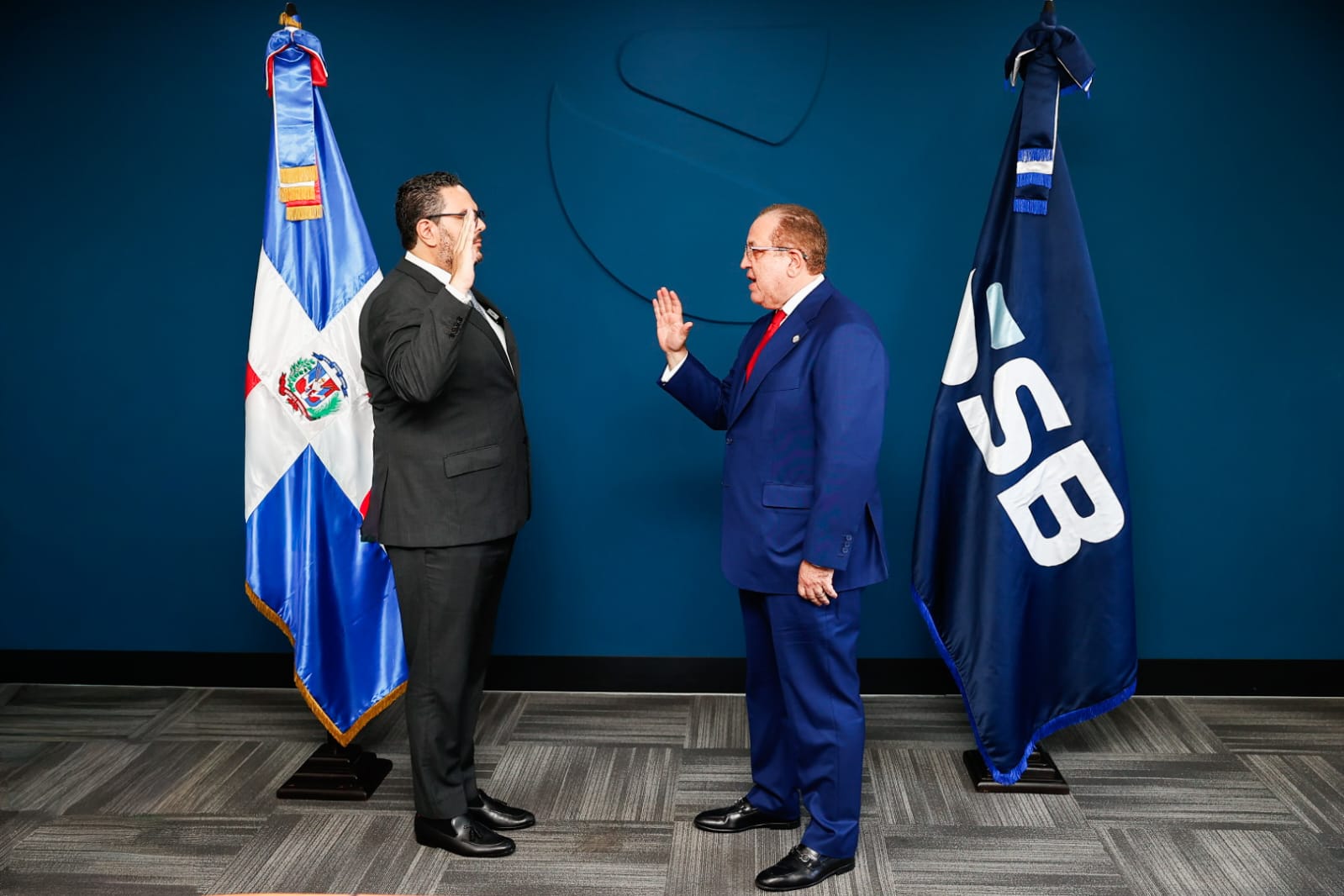 Ministro Magín Díaz juramenta a Enmanuel Cedeño Brea como nuevo superintendente de Bancos.