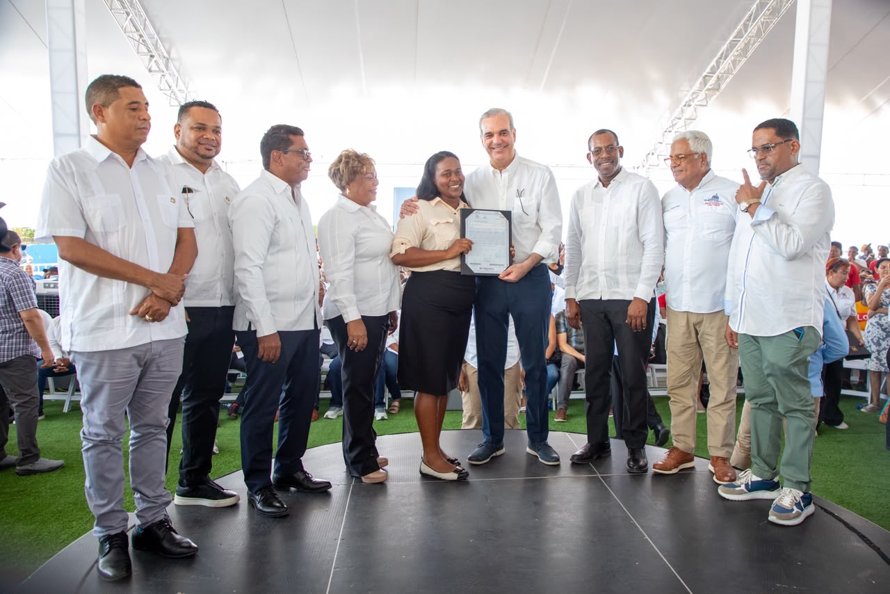 Presidente Abinader entrega 1,750 títulos de propiedad en Los Alcarrizos que benefician a unas 7,000 personas