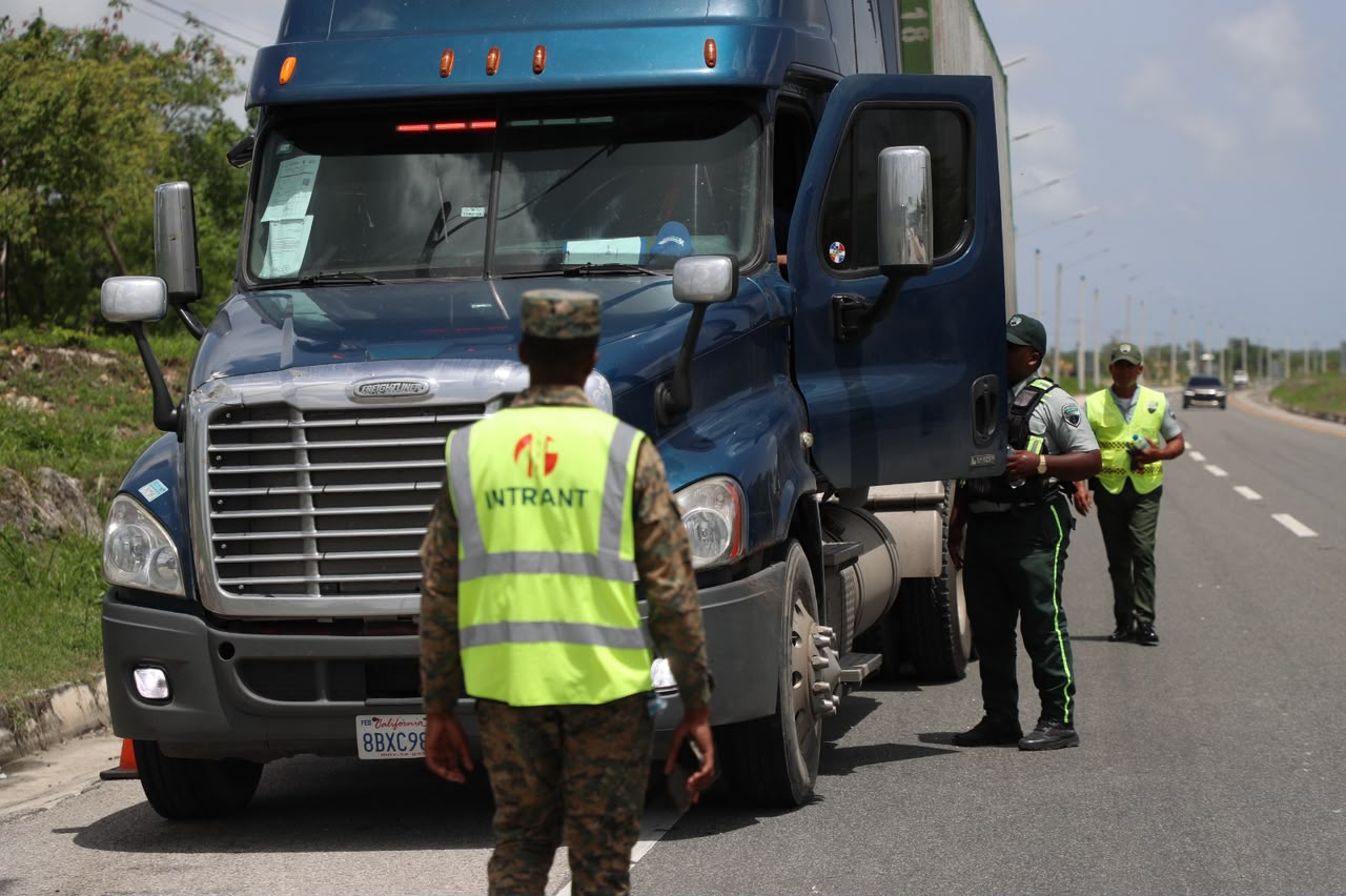 INTRANT y DIGESETT fiscalizan 41 vehículos pesados por transitar en carril izquierdo