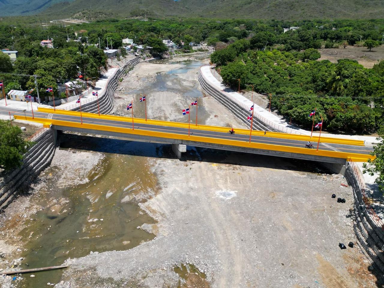 Tras más de 40 años de espera, presidente Abinader inaugura puente Los Hierros en Baní, que conectará comunidades y fortalecerá producción agrícola