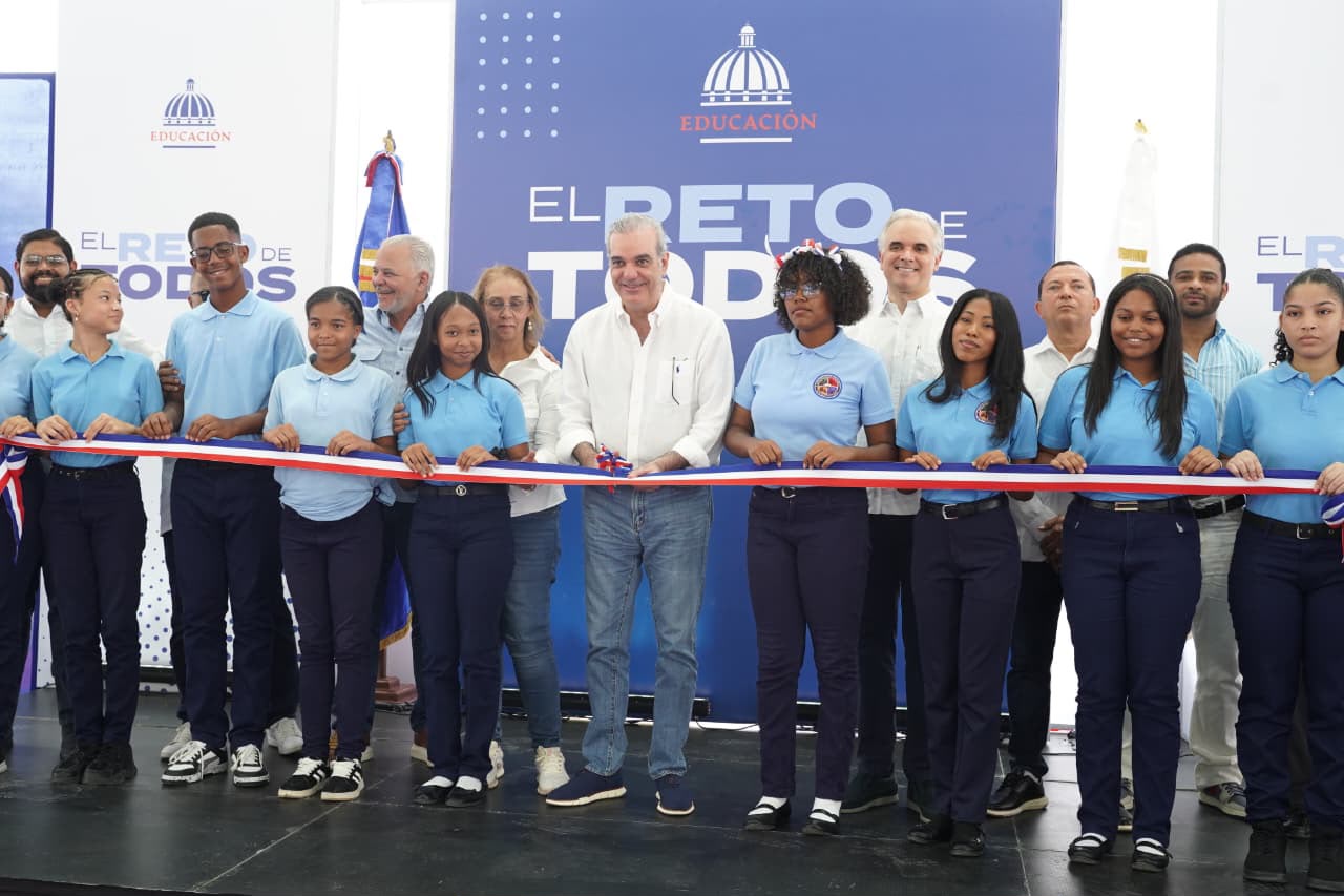 Gobierno entrega techado en Cambita Garabito en beneficio de más de 700 estudiantes