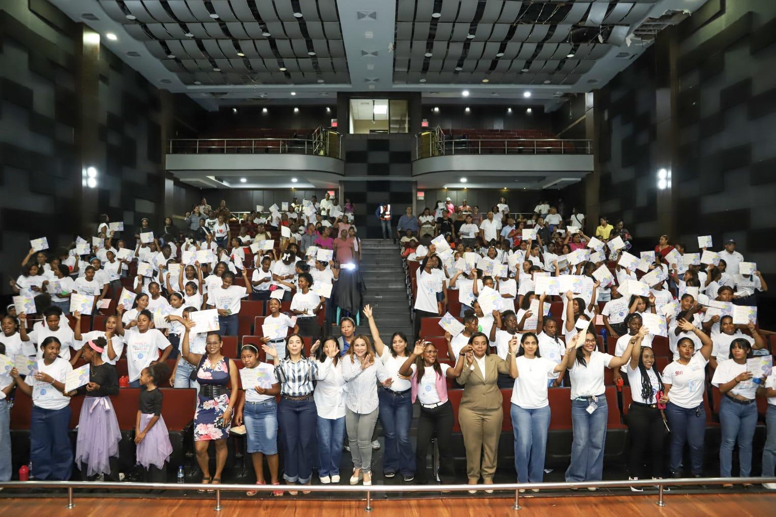Supérate gradúa 179 adolescentes de los Clubes de Chicas en Barahona