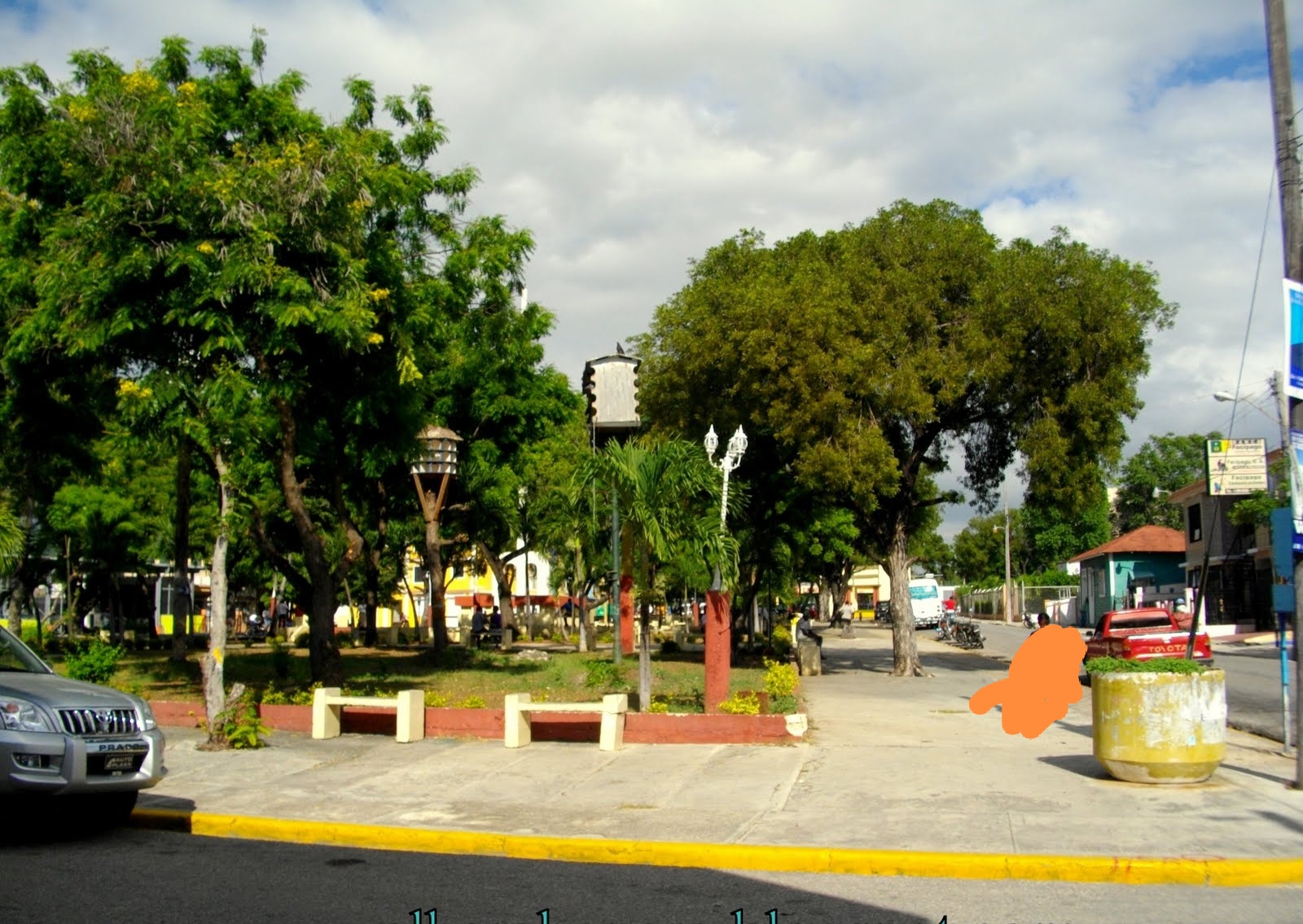 Mujeres alertan uso de Burundaga en Plazoleta Duarte de Barahona.-