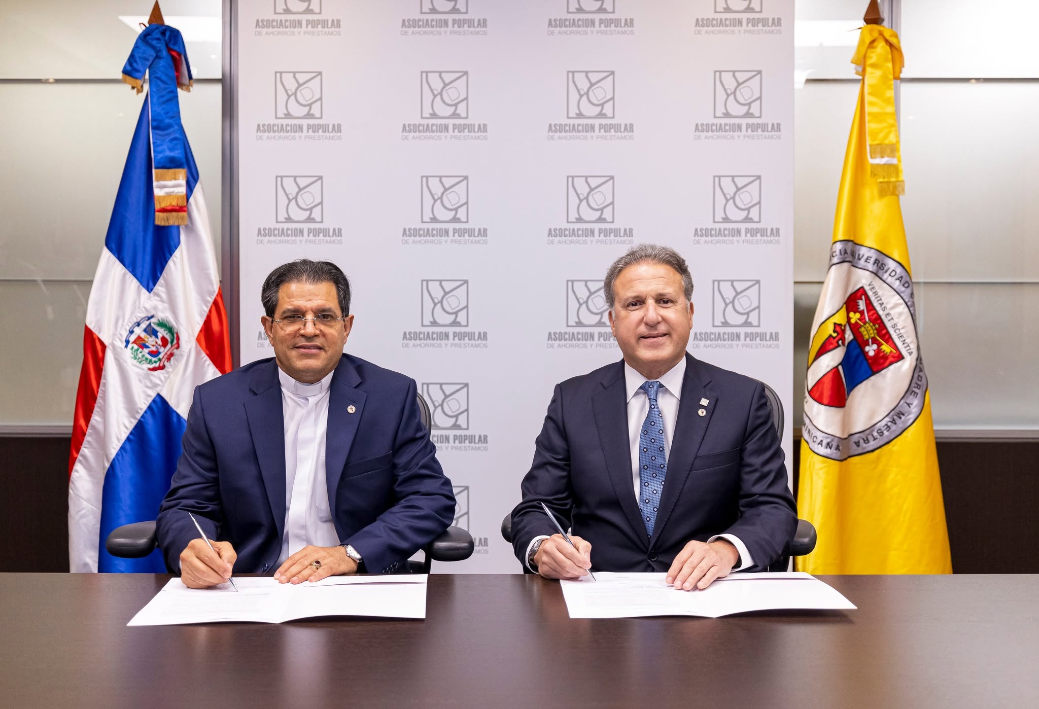 Asociación Popular de Ahorros y Préstamos (APAP) PUCMM llevan la inteligencia artificial a los pequeños comercios.