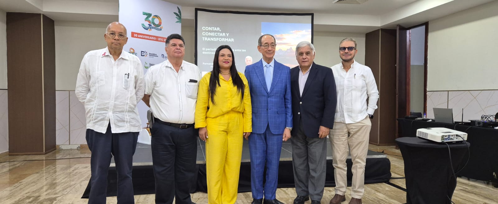 Adompretur reúne a periodistas en foro internacional sobre turismo.