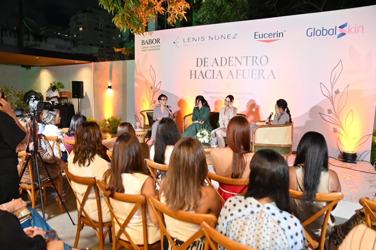 Especialistas abordan el bienestar femenino en el conversatorio “De adentro hacia afuera”