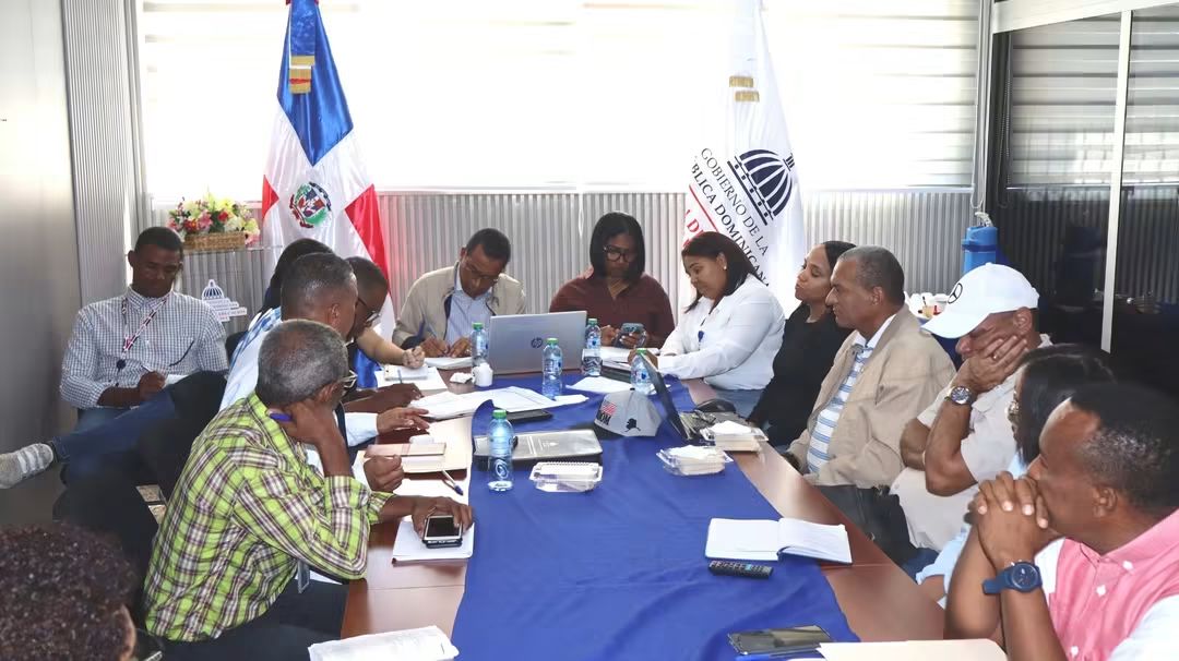 Infraestructura Escolar realiza "Mesa Técnica de Trabajo" para identificar necesidades y acelerar obras en ejecución en Barahona y Pedernales.