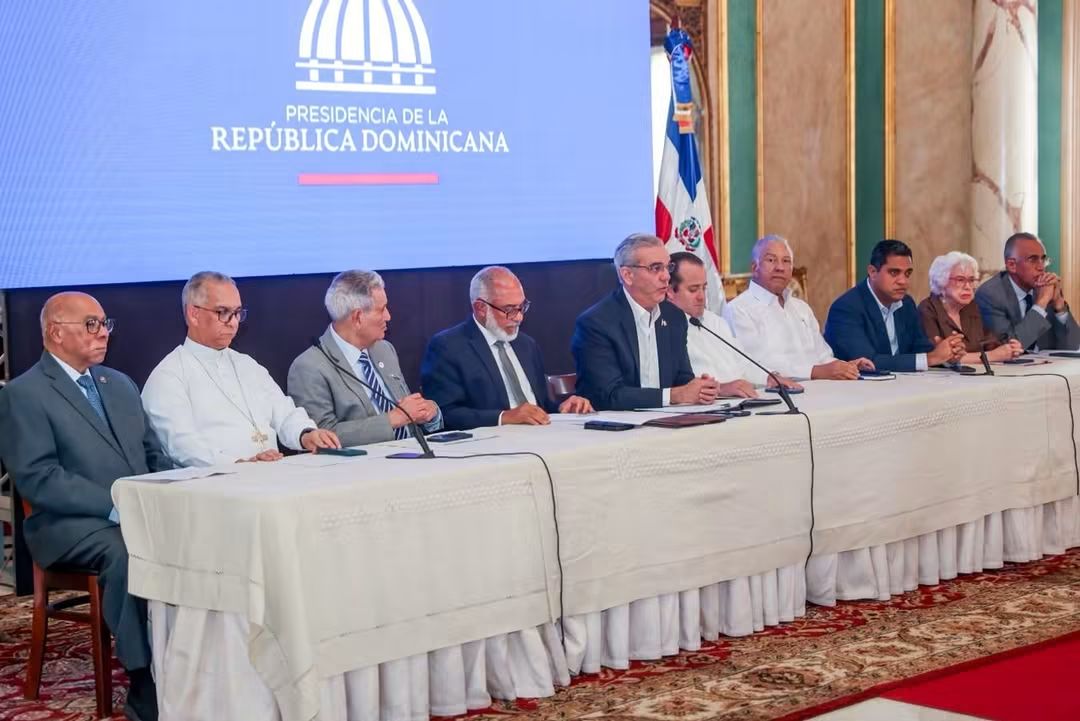 Presidente Abinader destina 2 mil millones de pesos recuperados de l a corrupción para construcción de obras deportivas en 15 provincia del país.