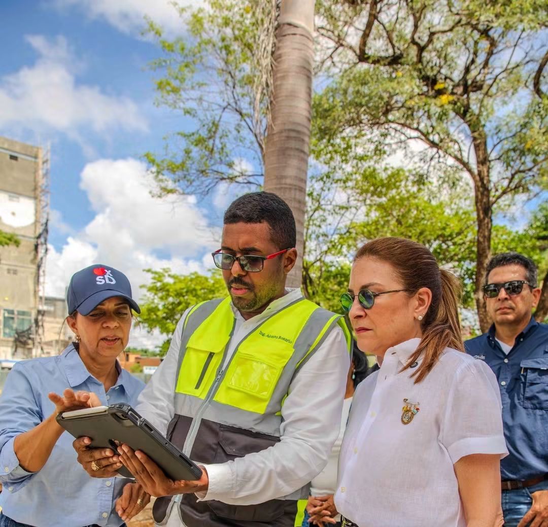 Carolina Mejía supervisa los avances del remozamiento del parque Enriquillo
