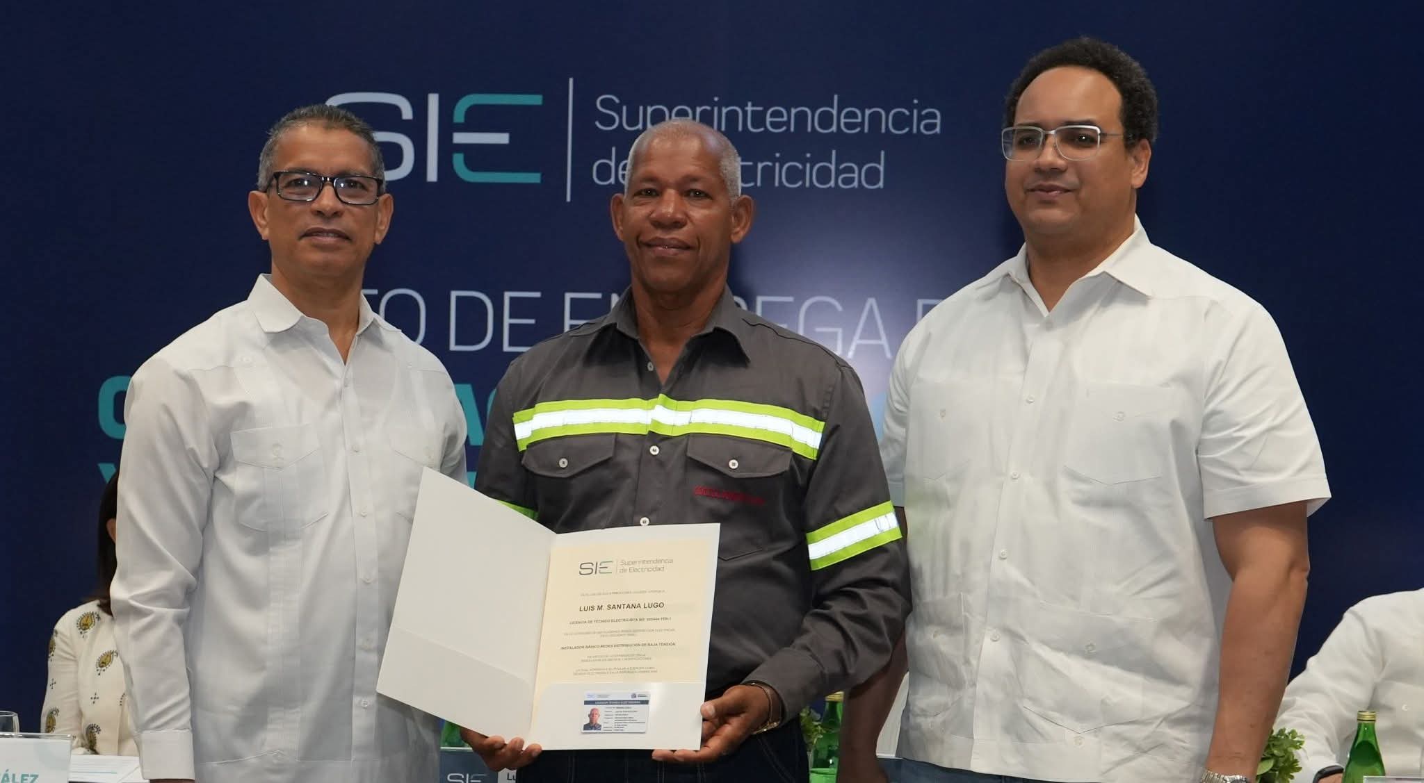INFOTEP certifica competencias laborales de 158 electricistas y la SIE entrega licencias a 99 trabajadores
