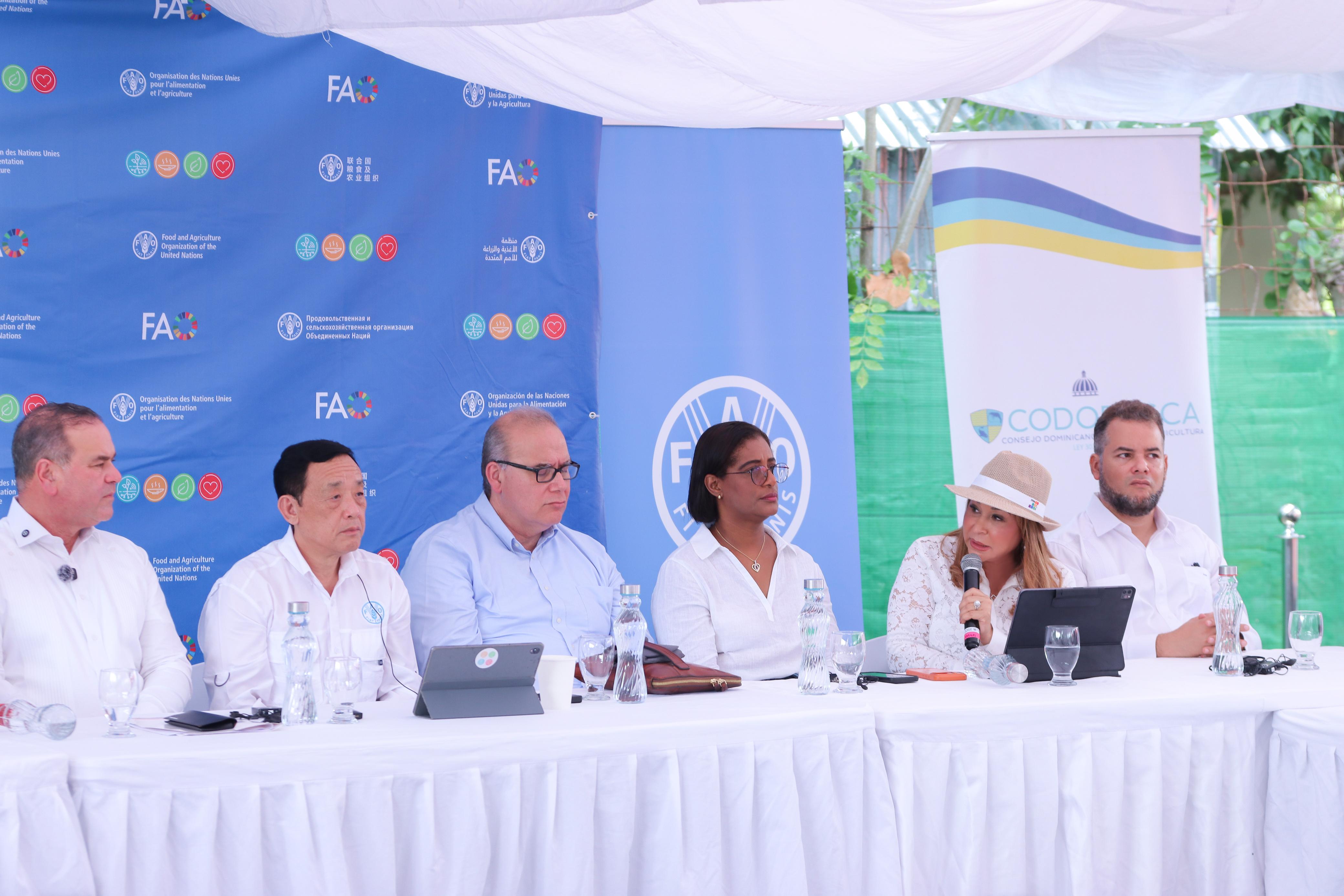 Director general de la FAO reconoce modelo de protección social, capacitación y generación de ingresos de Supérate en Higüey.-
