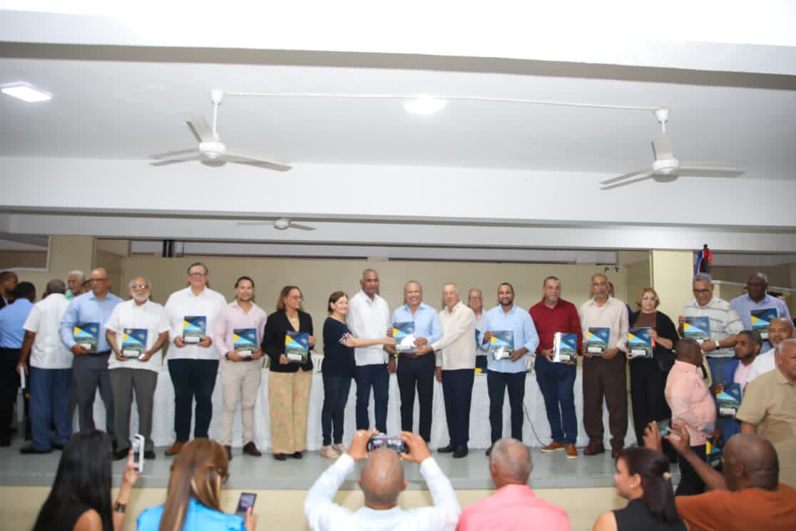 Consejo Estratégico entrega Plan de Desarrollo de Peravia 2025-2055 en Baní.