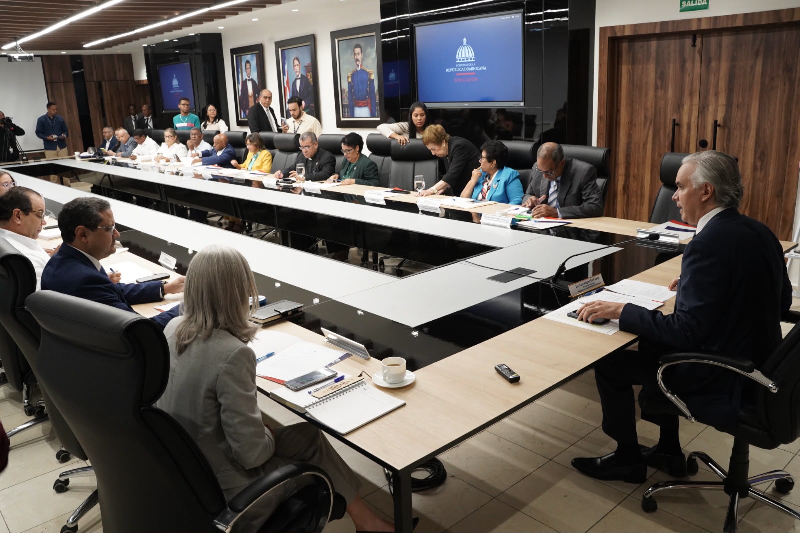Ministerio de Educación presenta resultados de evaluación docente al Consejo Nacional de Educacion y anuncia plan de formación continua.