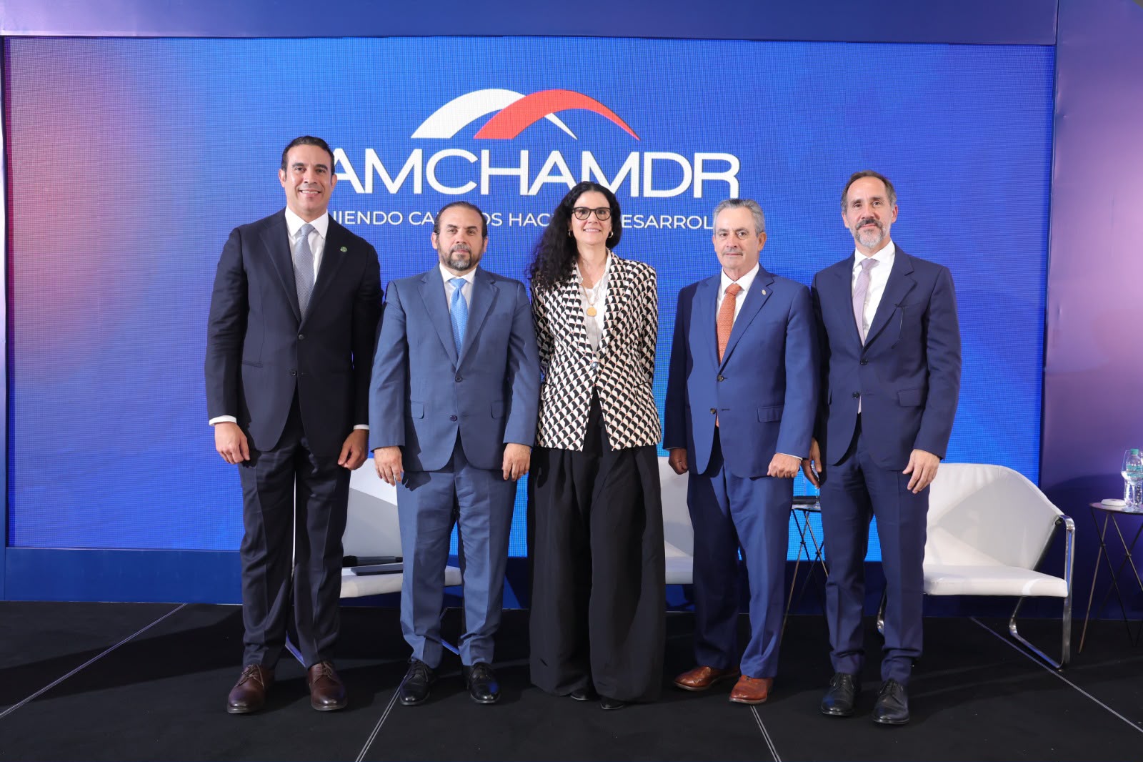Líderes de INICIA presentan en AMCHAMDR su visión para transformar la educación dominicana