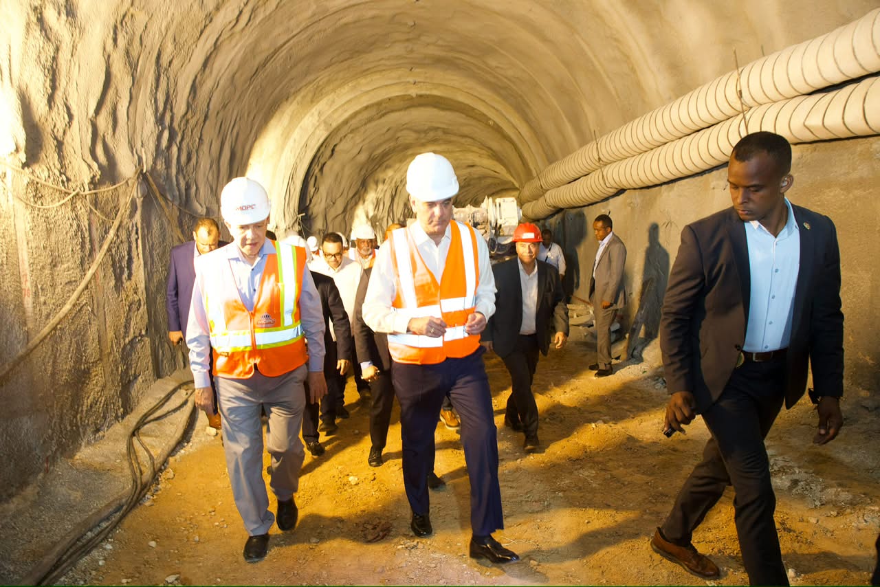 Presidente Abinader supervisa túnel pluvial davenida Luperón que se construye con fondos de Aerodom, para evitar inundaciones en la zona.