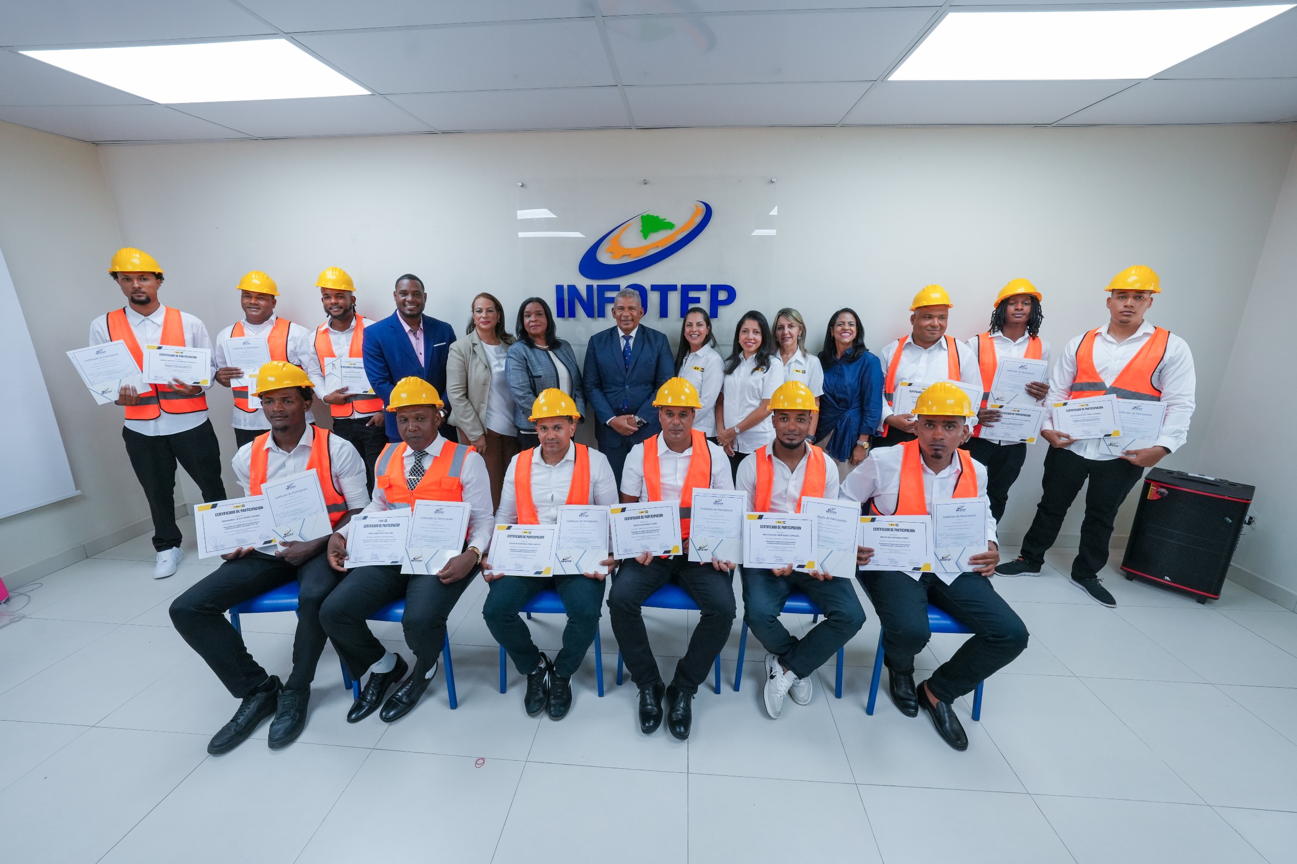 INFOTEP certifica 12 participantes como operadores de retroexcavadora.