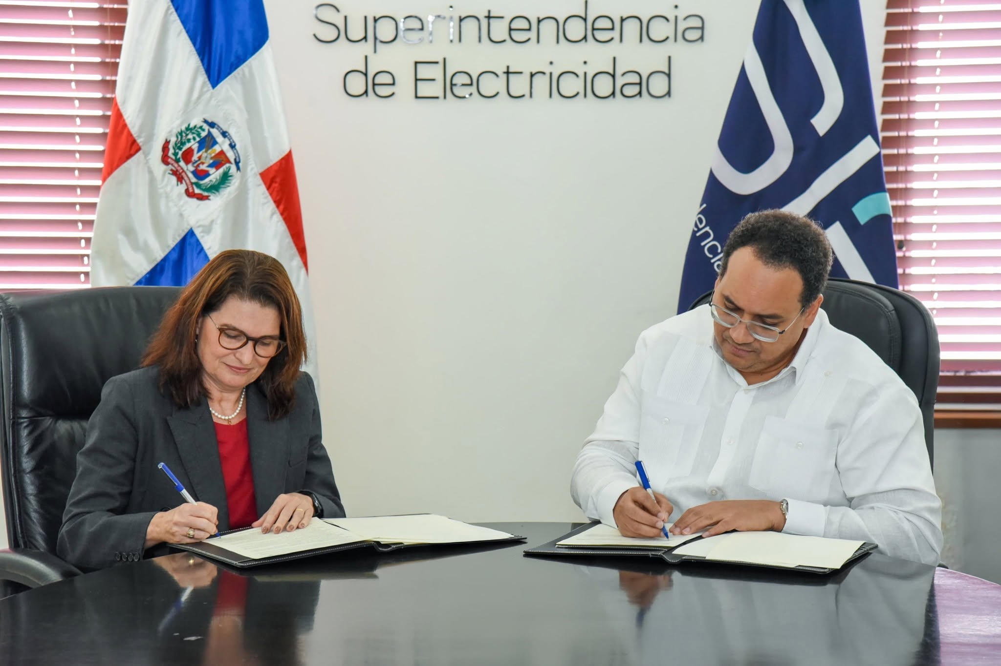 Superintendencia de Electricidad firma acuerdo de colaboración con Asociación de Distribuidoras de Energía Eléctrica Latinoamericanas (ADELAT).